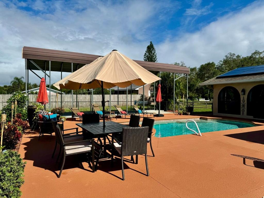 Paradise at Peaceful in Palm BayTiki Bar Pool Spa 4 Bedroom 2 Full Bathrooms 2 half Bathrooms, Palm Bay