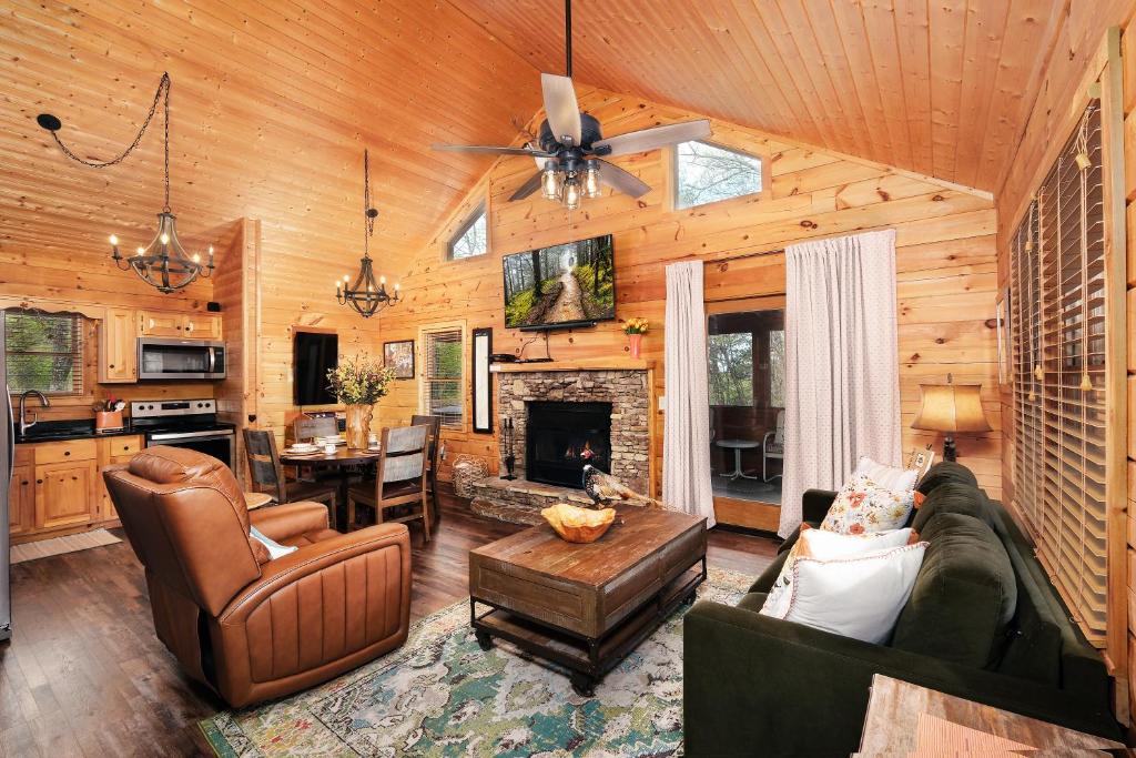 Screened in porch with hot tub and TV!, Sevierville
