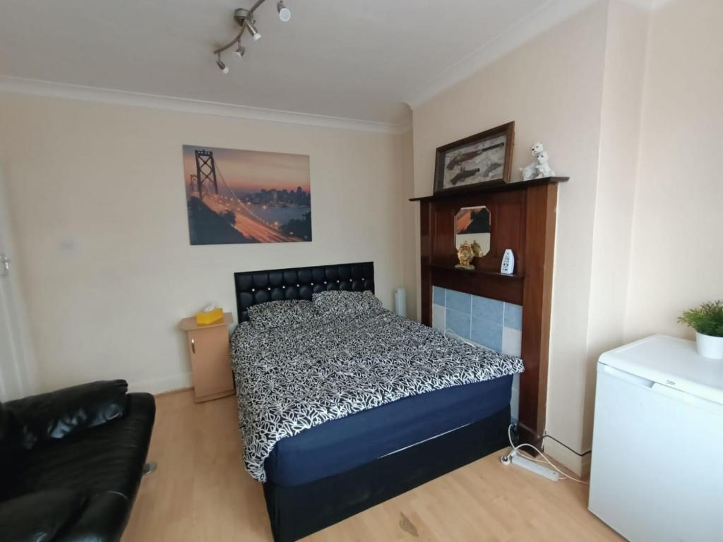 Pembroke - Double Room with Private WC Parking & Workstation, Edgware