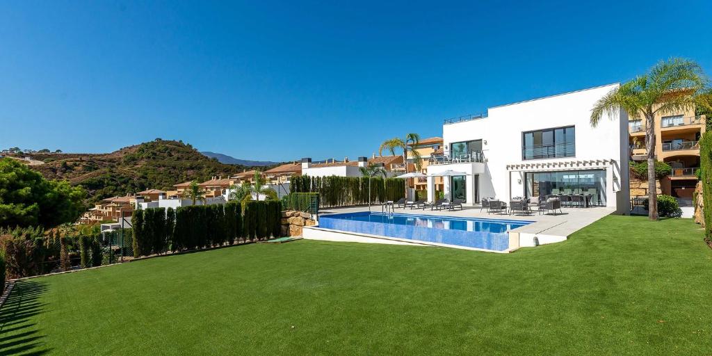 VACATION MARBELLA I Villa De La Resina, Infinity Pool, 24-7 Security, Rooftop Solarium, BBQ, Golf Community, Africa Views - 4