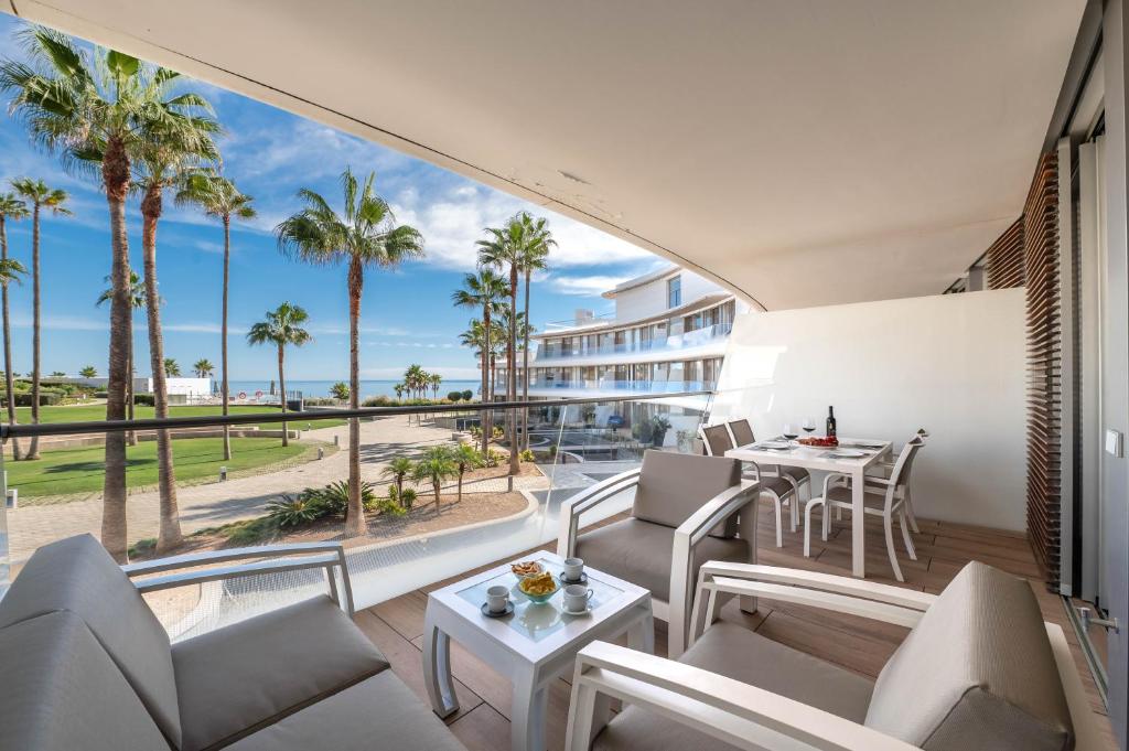 Edge Beachfront 2BR - 3 pools, 1 heated, spa, gym, cowork, Estepona