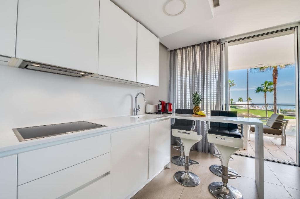 Edge Beachfront 2BR - 3 pools, 1 heated, spa, gym, cowork - 3