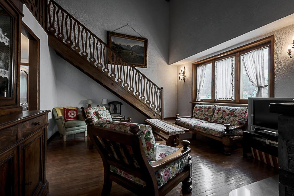 Luxury Apartment- Stunning Mountain View - 2
