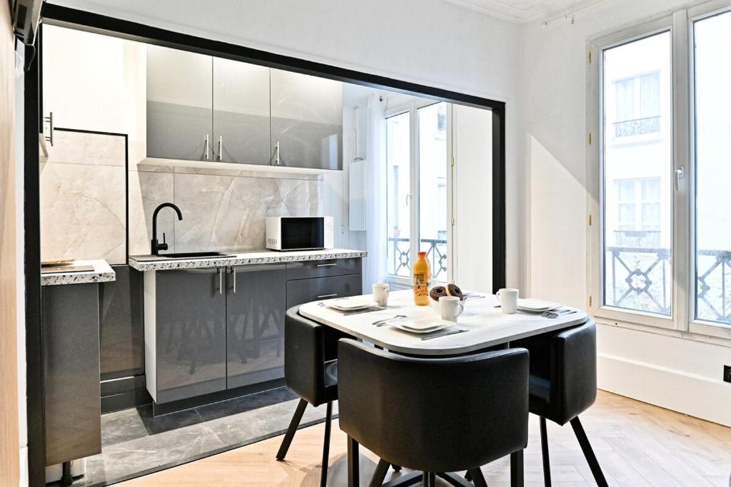 Modern Paris Moulin Rouge Apartment - 4