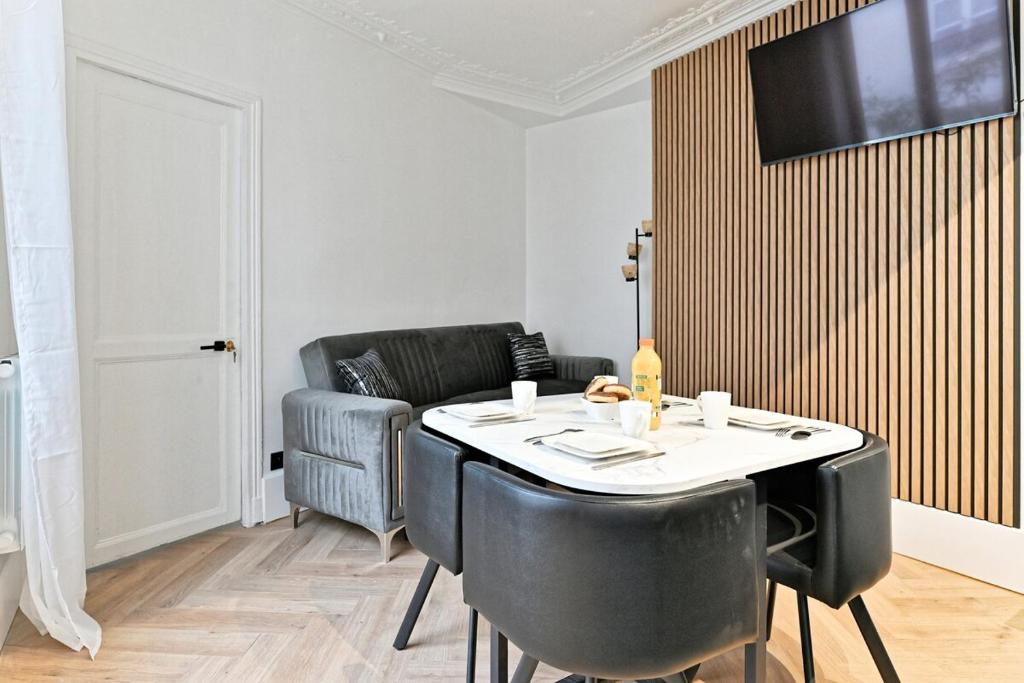 Modern Paris Moulin Rouge Apartment - 3