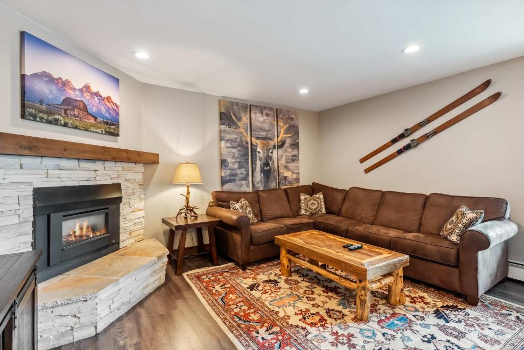 Main St Condo with Fireplace & Mountain Views, Breckenridge