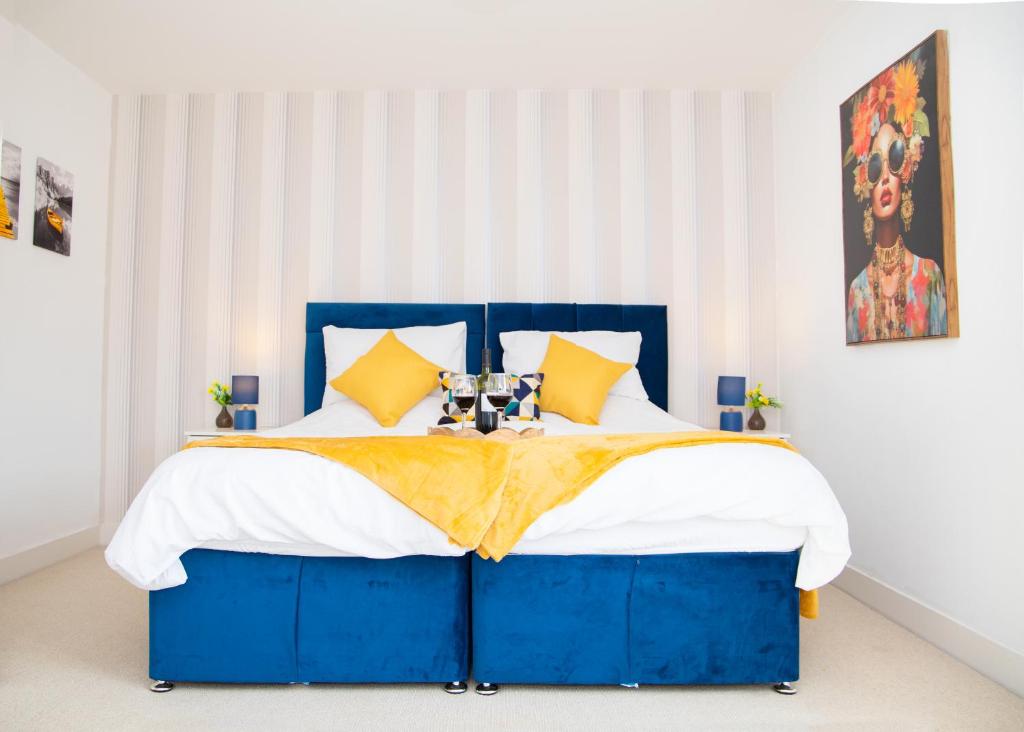 Peterborough 4-Bed Contractor House with 2 Baths & Parking, Peterborough