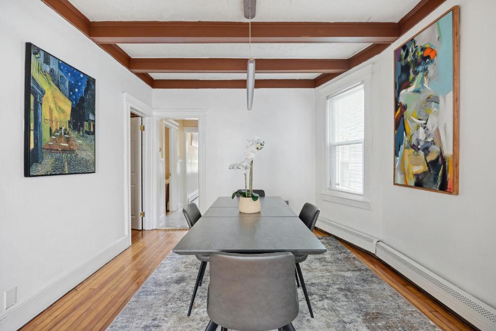 Spacious & Stylish 2BR Apartment Near Manhattan, Jersey City