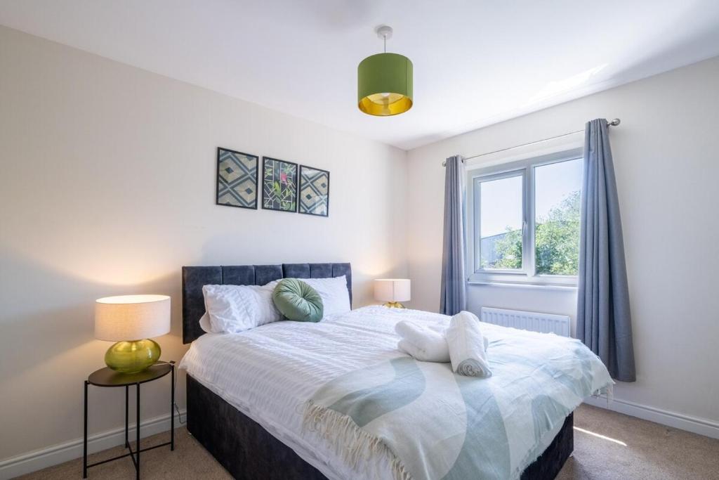 Timeless Charm, Historic 3-Bedroom Getaway near Monmouth Castle, Sleeps 5, Parking, WiFi, Newport