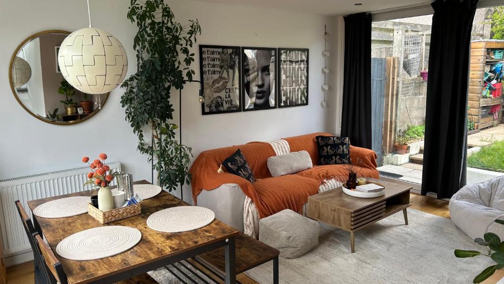 Cosy, central with parking - The Cornish Casa, Penzance