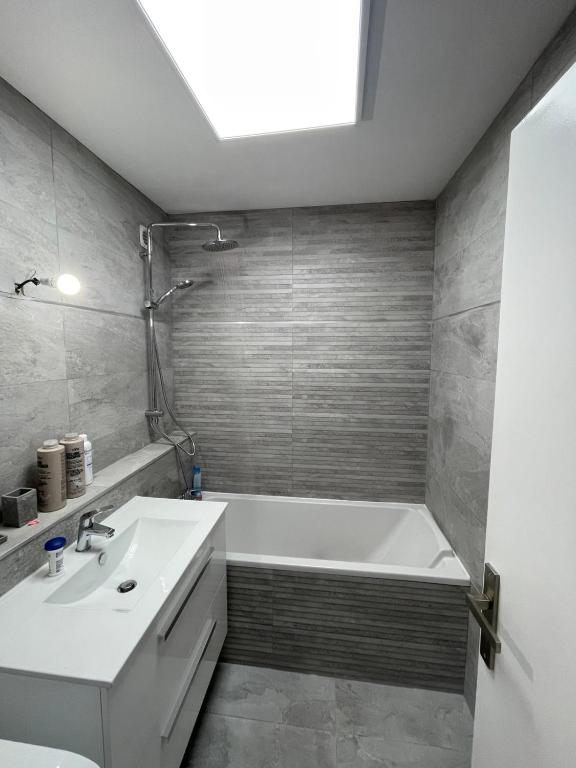 grand appartement 74m2 refait à neuf à 5mn de la mer dans grand parc botanique - 2