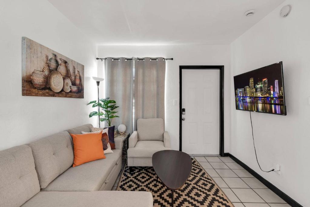 Triplex with 3 Bedrooms, 6 Min/Beach+Free Parking, Dania Beach