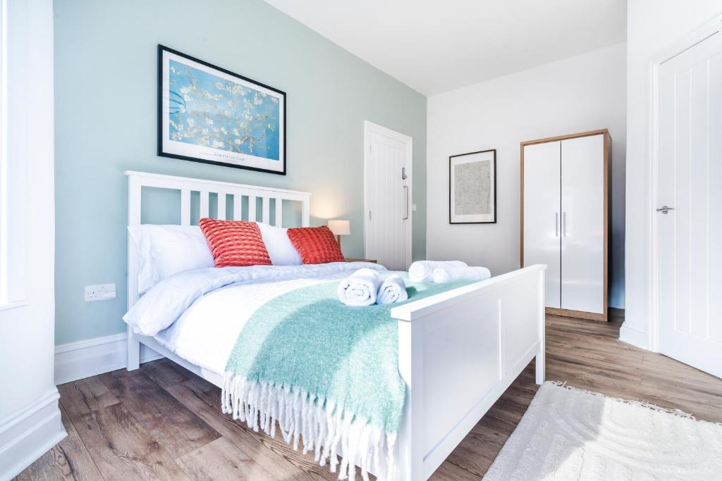 Number 28 - Stylish Town House - 5 bedrooms ALL en suite, Wallasey