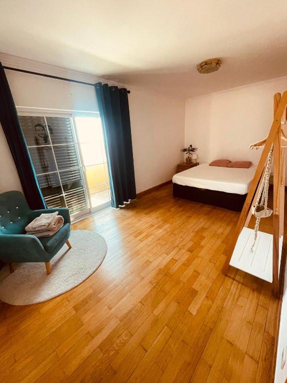 The Throne, Alcabideche