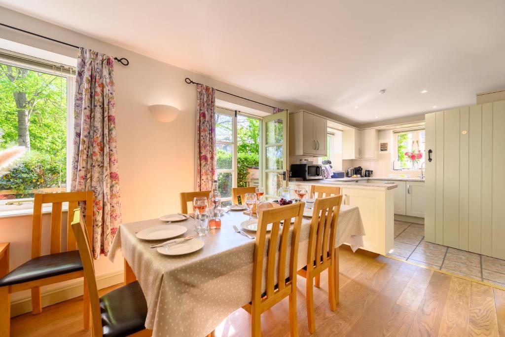 Cosy Cotswold Lodge, Somerford Keynes photo 5
