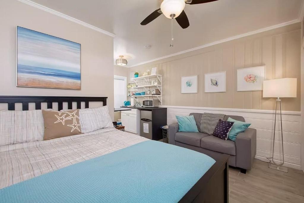 Steps to Newport Harbor Balboa Fun Zone Dock Access Edgewater Studios, Newport Beach