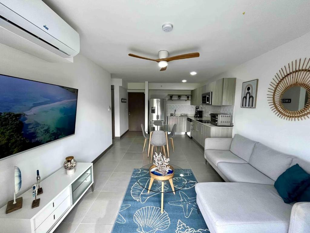 Modern Beach Apartment - Walk to Playa Mantas & Beach Club Access, Punta Leona