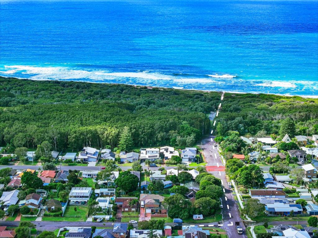 Budge near the Beach, Budgewoi