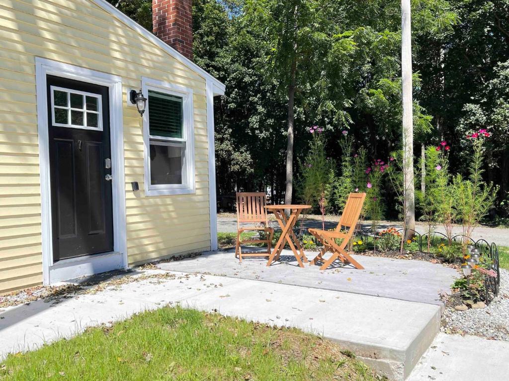 NEW - Mins to Manchester - Nashua - Queen Bed, Milford
