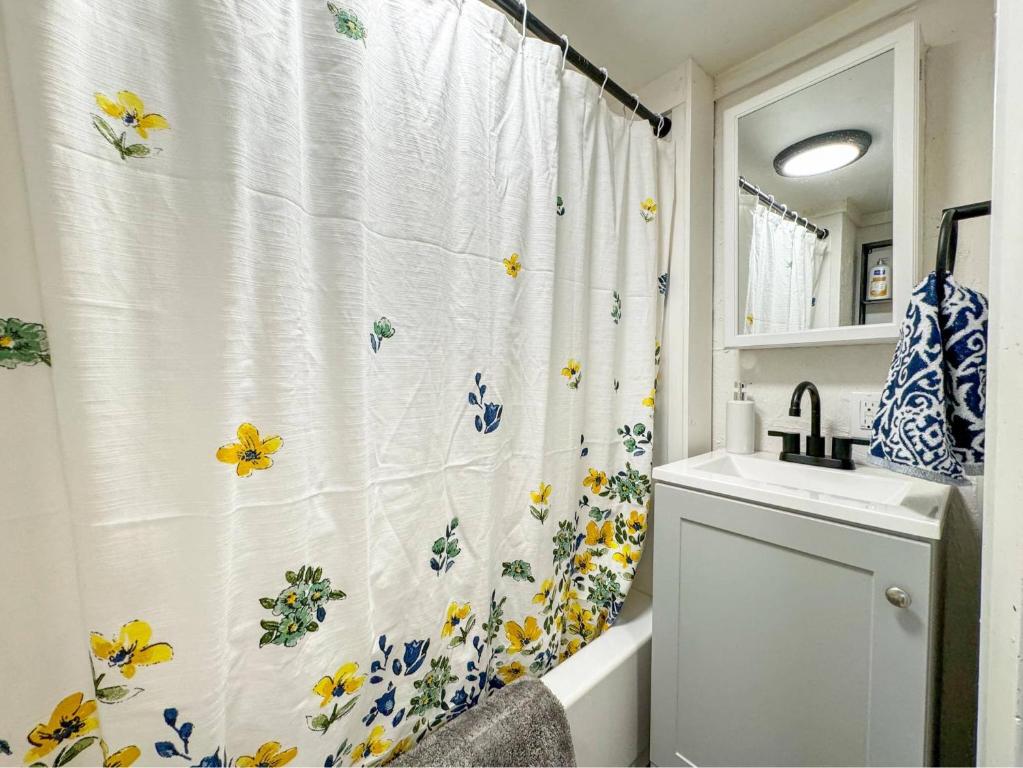 NEW - Mins to Manchester - Concord - River Views, Hooksett