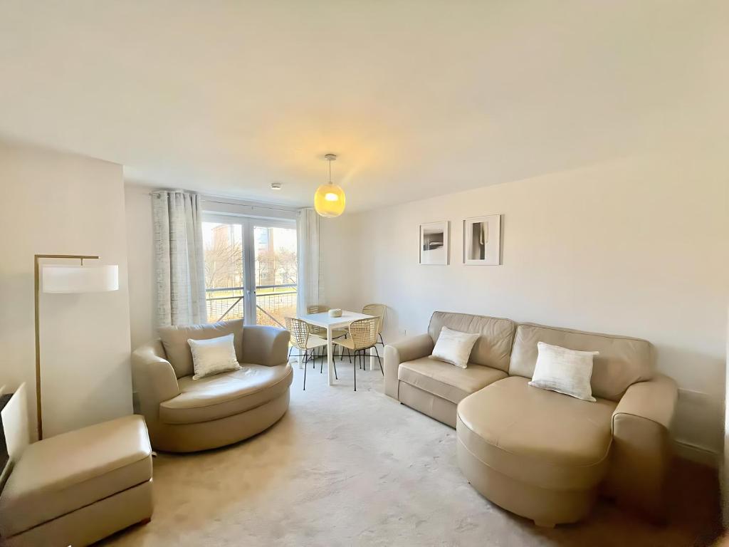 Pass the Keys Next to Braehead - Free Parking, Renfrew