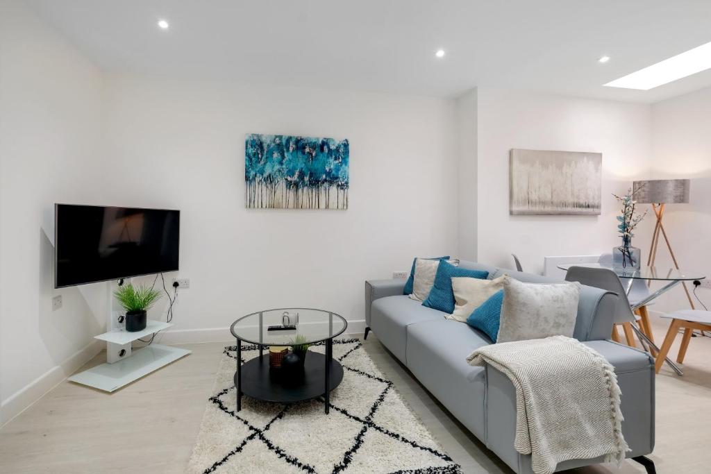 Newly Converted 2BDR 1BA APT in Hounslow, Hounslow