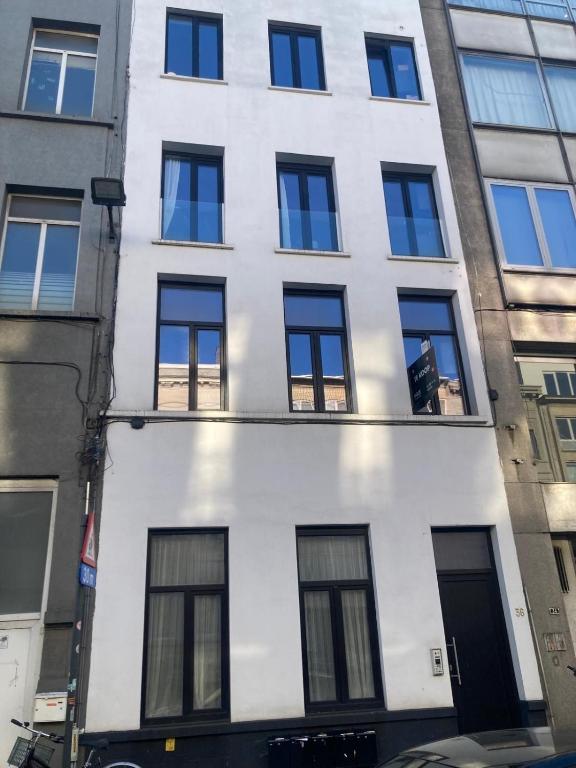 Brick 36 Antwerp - Contemporary Flat with Authentic Touch 3
