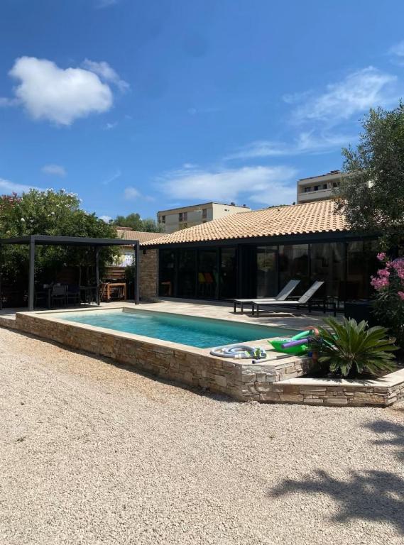 Villa 5 min walk to beach port - 3