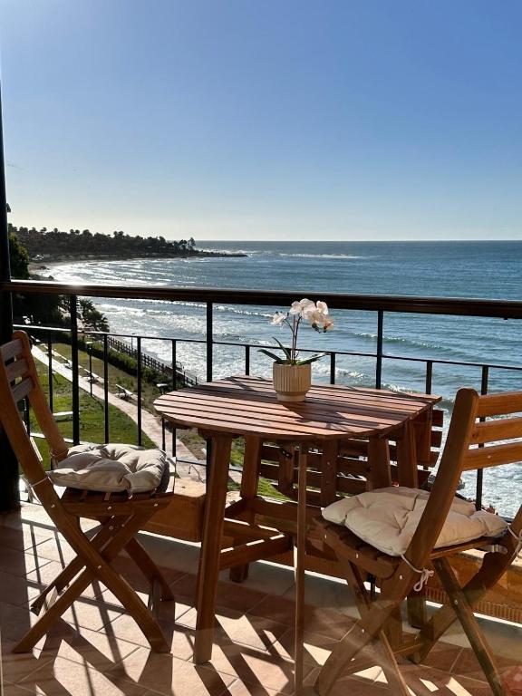 Modern beachfront apartment 2 Bdrm , incredible views - 5