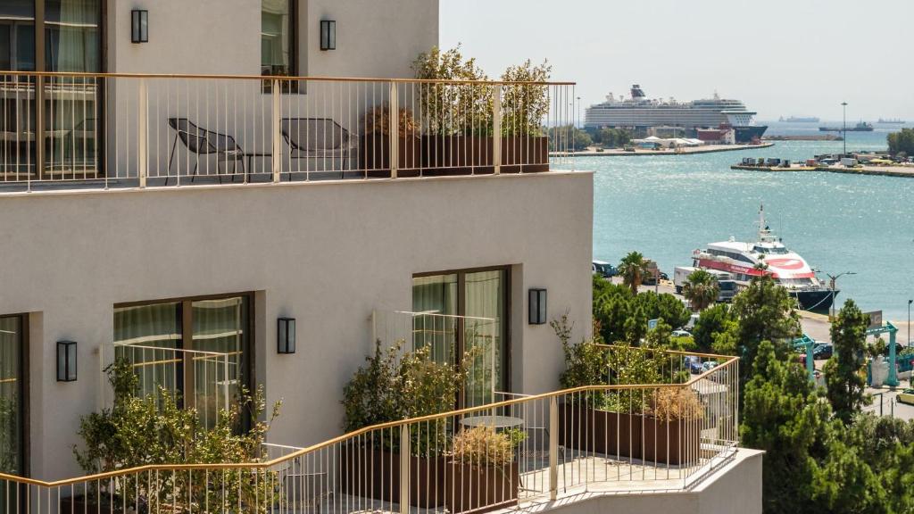 Mitsis N'U Piraeus Port, Pireus