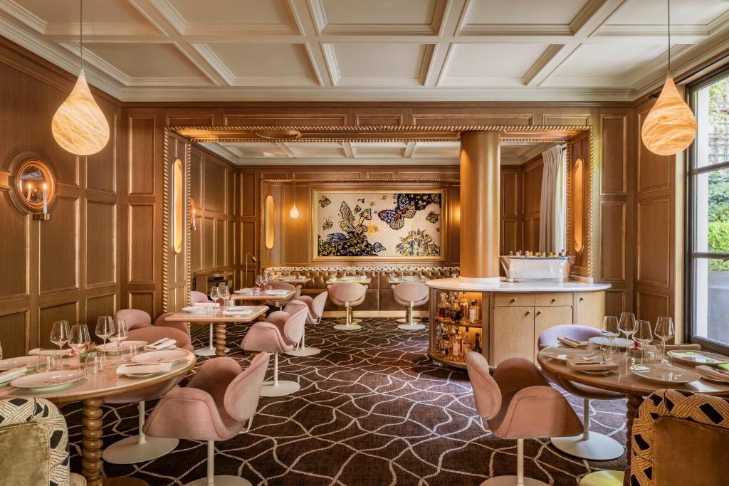 Restaurant, Le Pavillon de la Reine Hotel in Paris