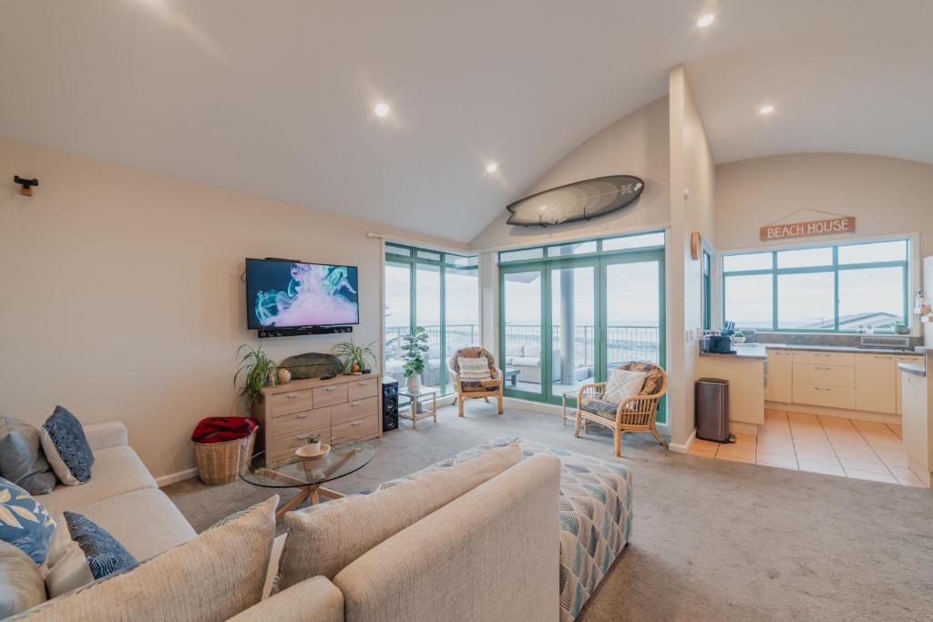 Elevated Ocean View Oasis - 3BR 2 Bath Parking, Christchurch