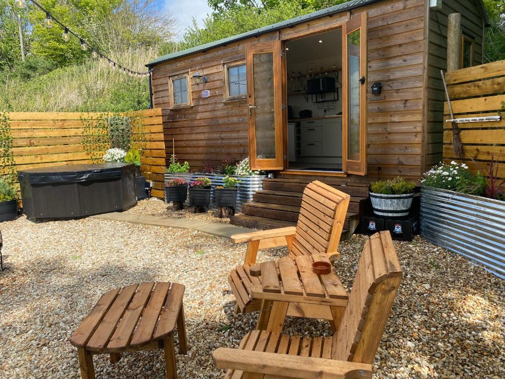 No 1 Hut Lane, a cosy Hut, heating, HOT TUB and a magnificent view for 2, Dorchester