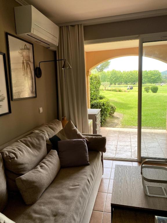 Élégant appartement sur le Golf de Pont Royal - 1