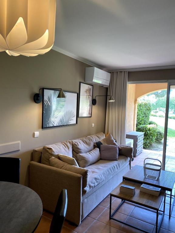 Élégant appartement sur le Golf de Pont Royal - 2
