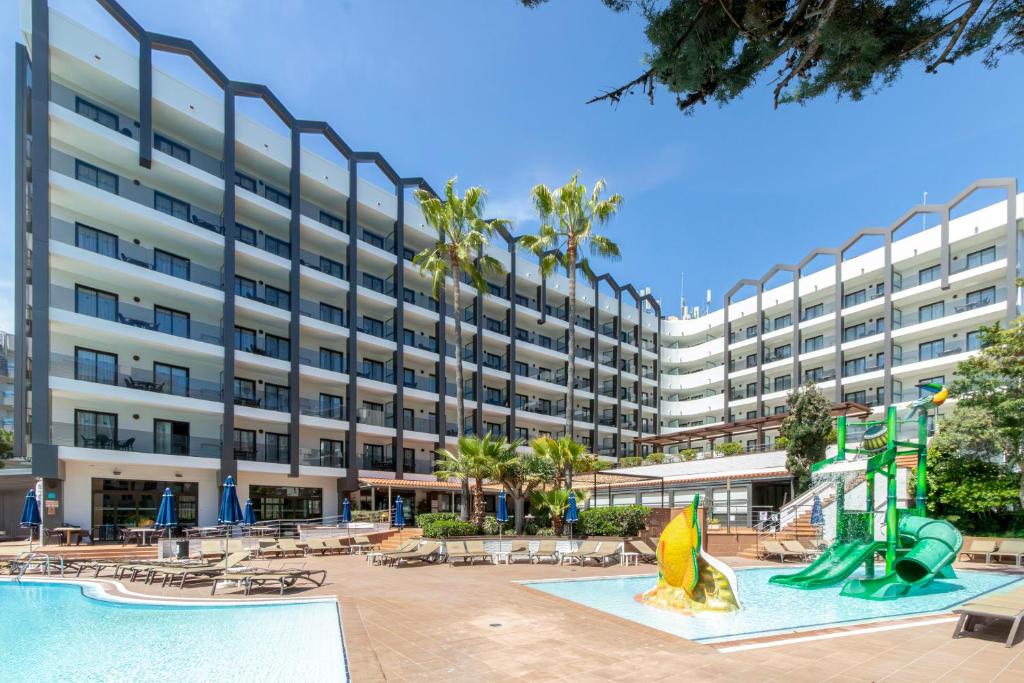Golden Avenida Family Suites 4 Sup — Hotel building in Salou, Catalonia