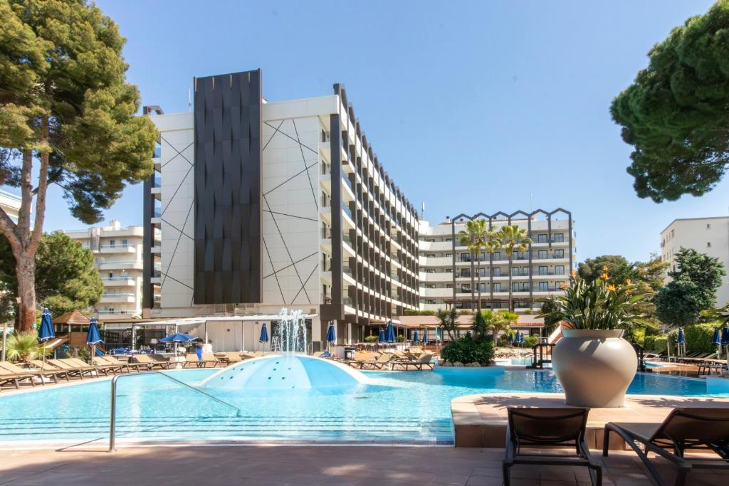 Golden Avenida Family Suites 4 Sup — Swimming pool in Salou, Catalonia