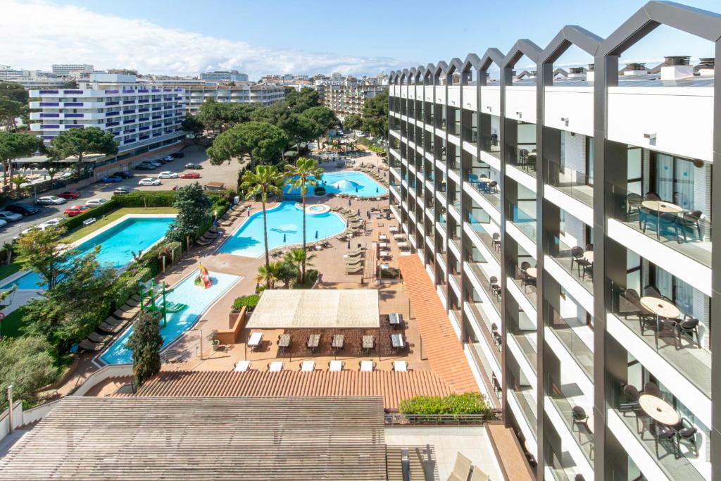 Golden Avenida Family Suites 4 Sup — Swimming pool in Salou, Catalonia