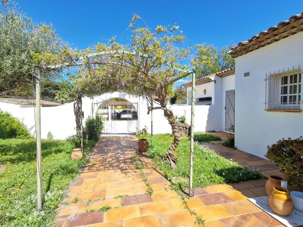 Maison climatisée avec grand jardin, proche plage et commerces - FR-1-610-102 - 1