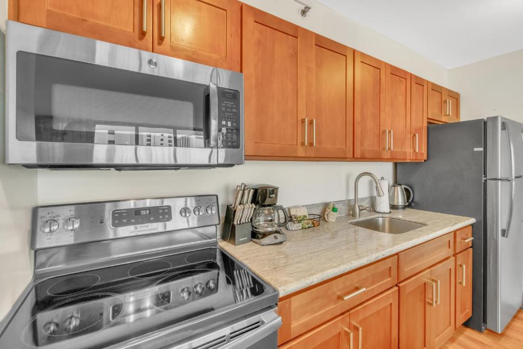 Waikiki Family Condo 1 Block from Beach with Full Kitchen, Pool, and Free Parking (20806), Honolulu