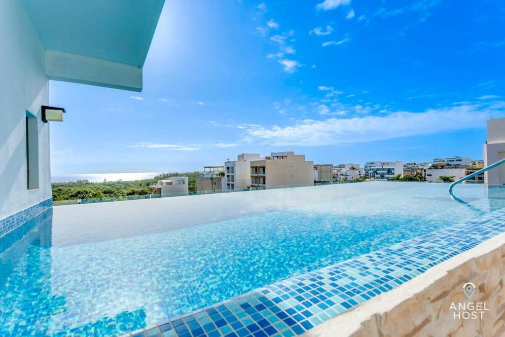 Private Oceanview Stay with Balcony & Rooftop Pool, Playa del Carmen
