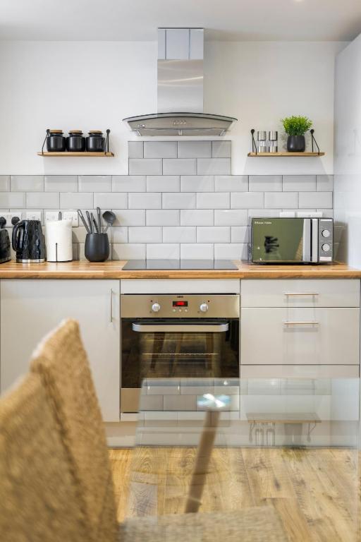 Modern 4 bed & 4 En-suite City Centre with Parking, Southampton