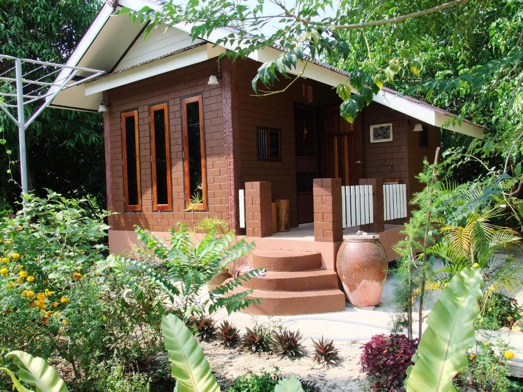 บ้านสวนบรรจงอักษร Bansuan Banjong Akkson, Ban Chek