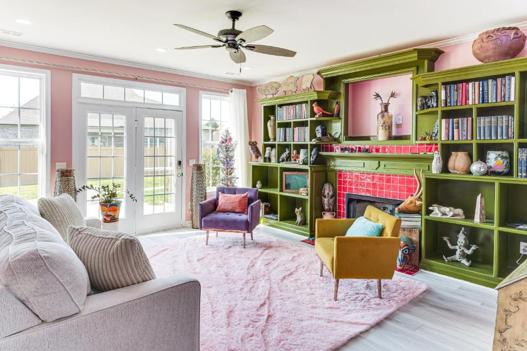 Island Vibes Home with Fire Pit in Murfreesboro!, Murfreesboro