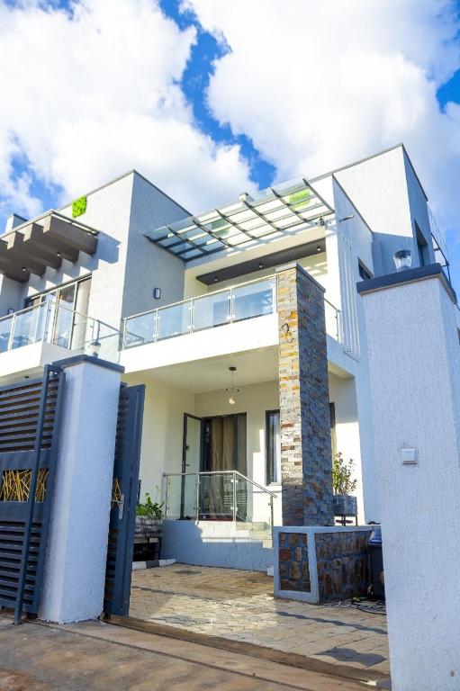 Penthouse Apartment 4BR 3BA Rooftop Patio BBB Nation Oasis Kigali