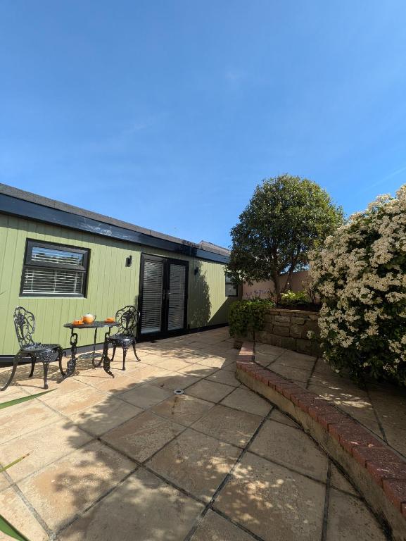 Garden studio near the sea in Torquay - dog-friendly with enclosed courtyard
