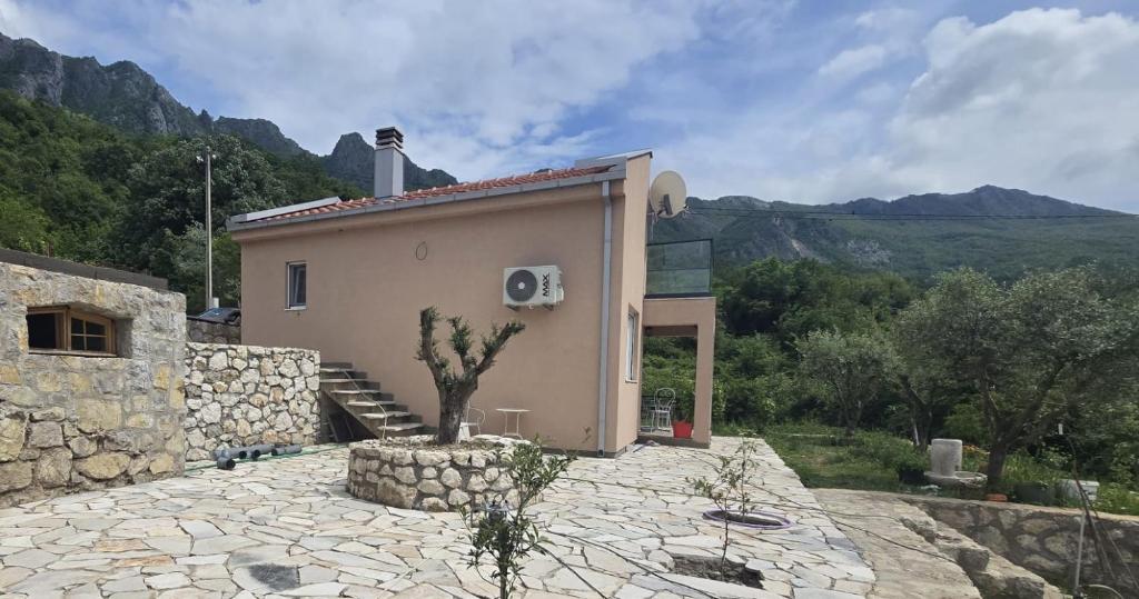 LU House, Virpazar