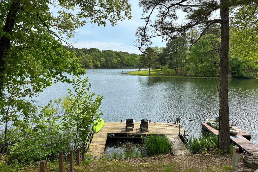 Lakefront and Trailside Escape with Private Dock and Deck, Bella Vista
