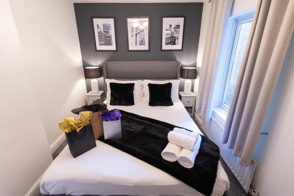 Chic 1-Bedroom Flat - 10 Min Walk to Westfield London, Londýn