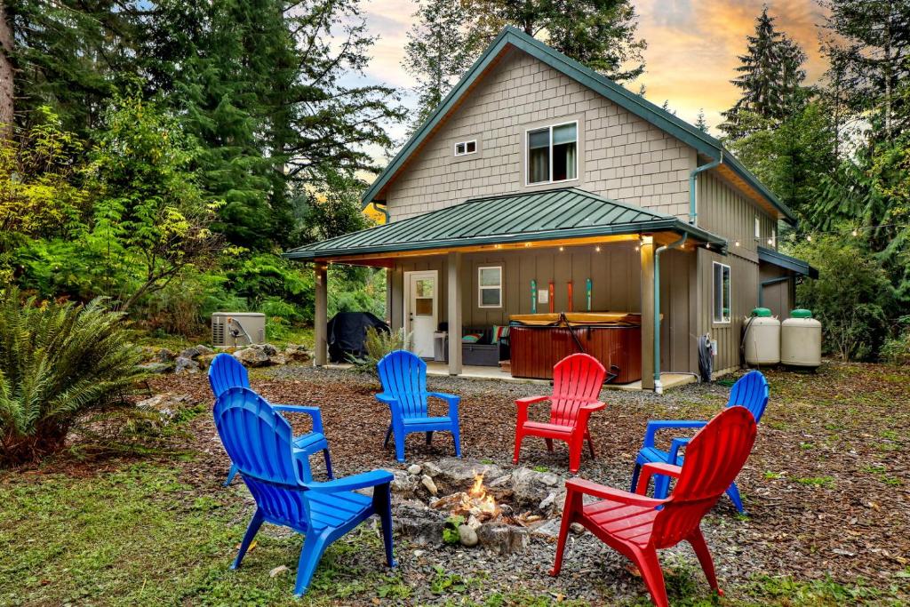 2 Kings, Fire Pit, Gameroom, EV charger, Dogs OK!, Glacier